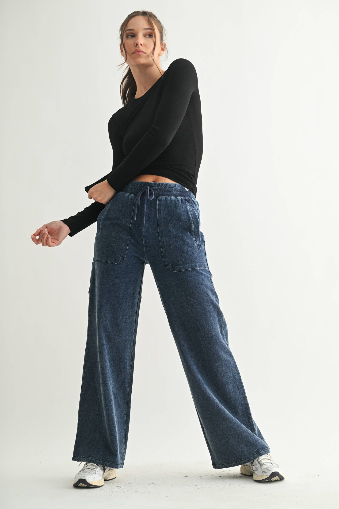 Essential Long-Sleeved Micro-Ribbed Athleisure Top - Black